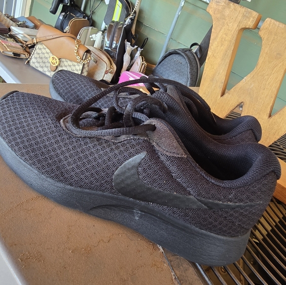 Nike Women Shoes - Picture 1 of 4